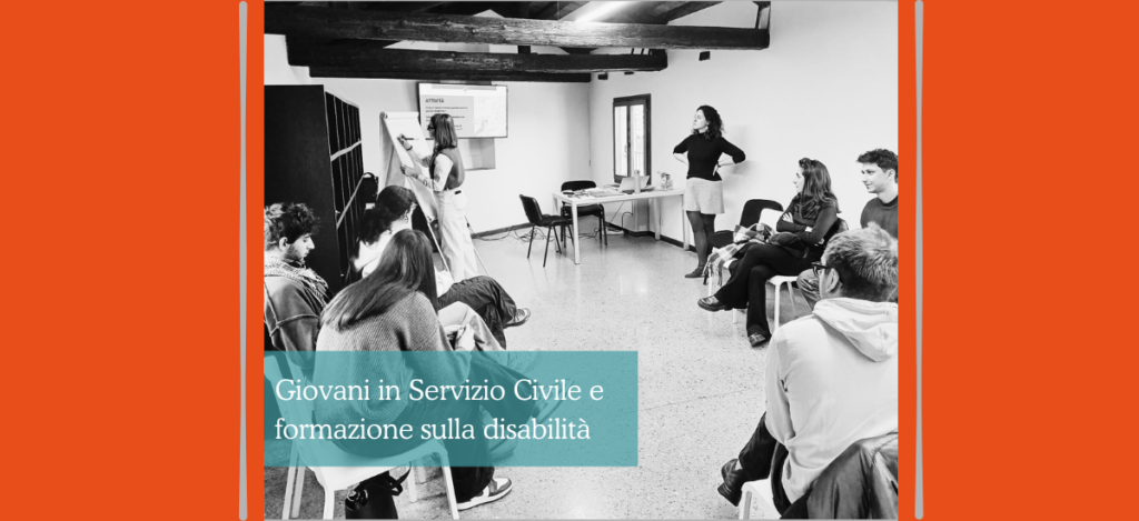 Giovani del servizio civile nazionale che ascoltano, seduti in cerchio, le due colleghe della Fondazione che danno informazioni sulla disabilità.