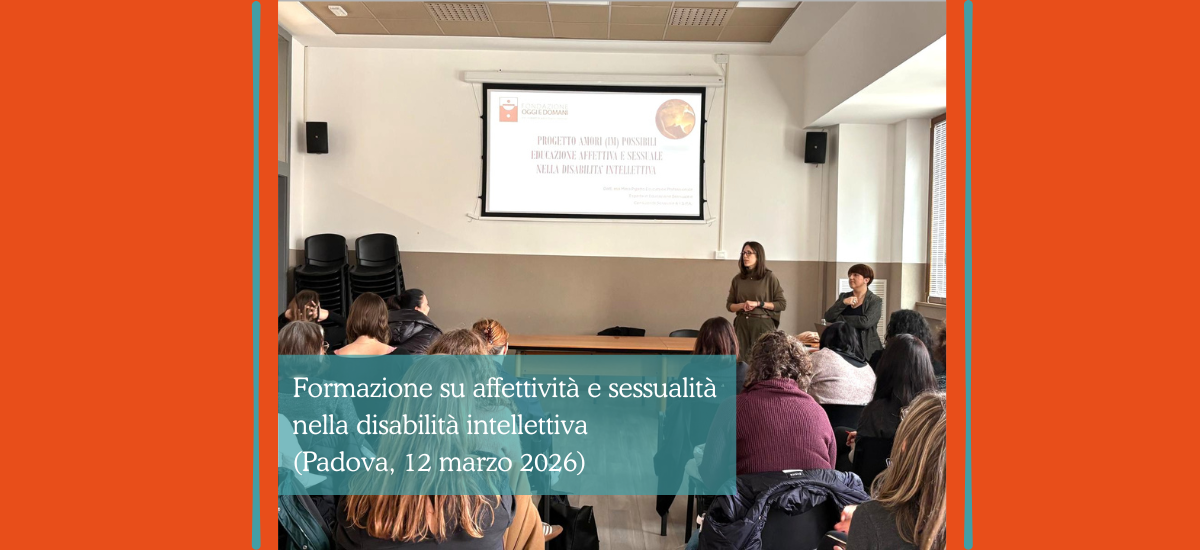 Una classe di persone adulte vista di spalle, intenta a seguire una lezione sull'affettività e sessualità nella disabilità intellettiva.
