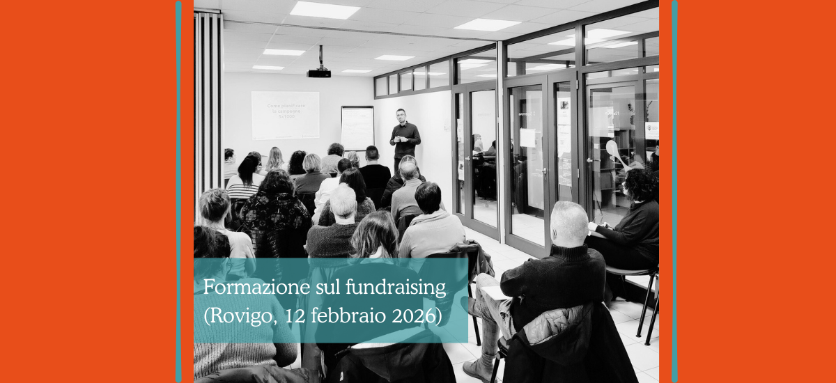 L'immagine mostra una piccola sala piena di persone sedute, che ascoltano il docente Riccardo Friede che illustra i principi del fundraising per la raccolta del 5x1000.