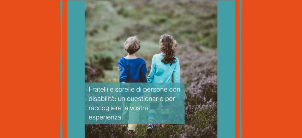Un bambino e una bambina visti di spalle si tengono per mano, con confidenza, e camminano nell'erba.